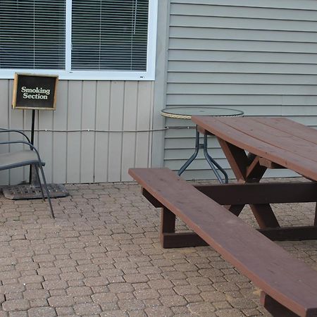 American Host Inn Hart Exterior photo