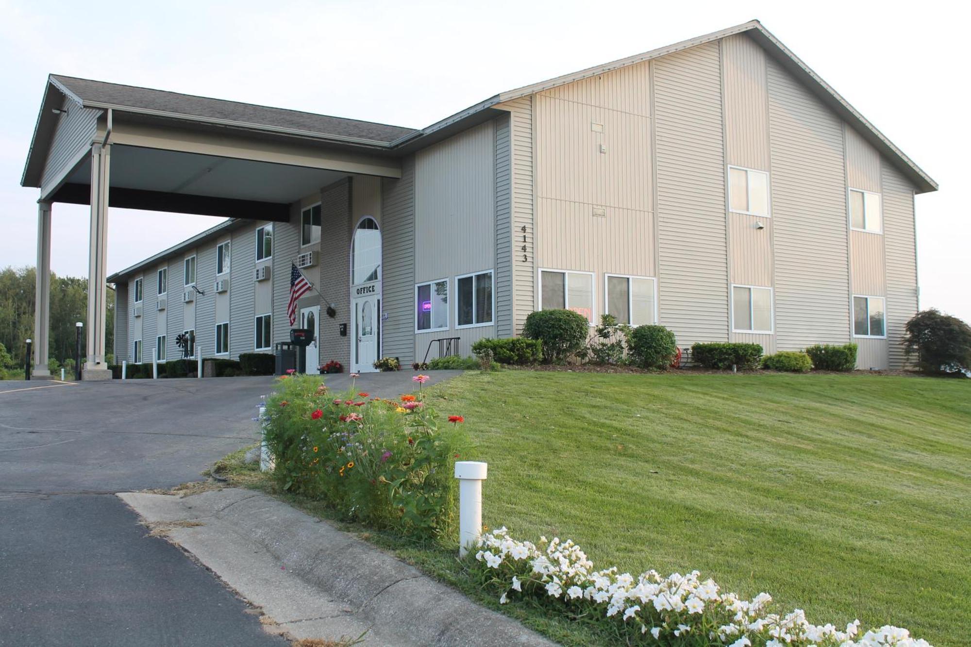American Host Inn Hart Exterior photo